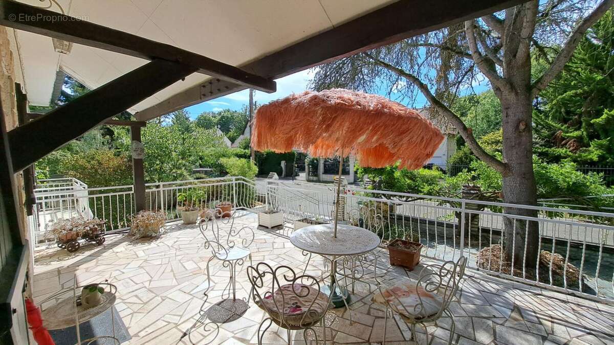 Maison à LE MESNIL-SAINT-DENIS