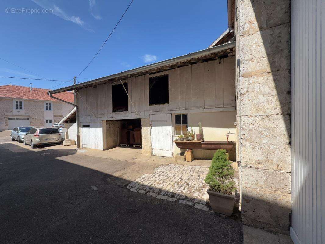 Maison en pierre avec 350 m² de dépendances, jardin et terrasse – Genevrières (52) - photo 9