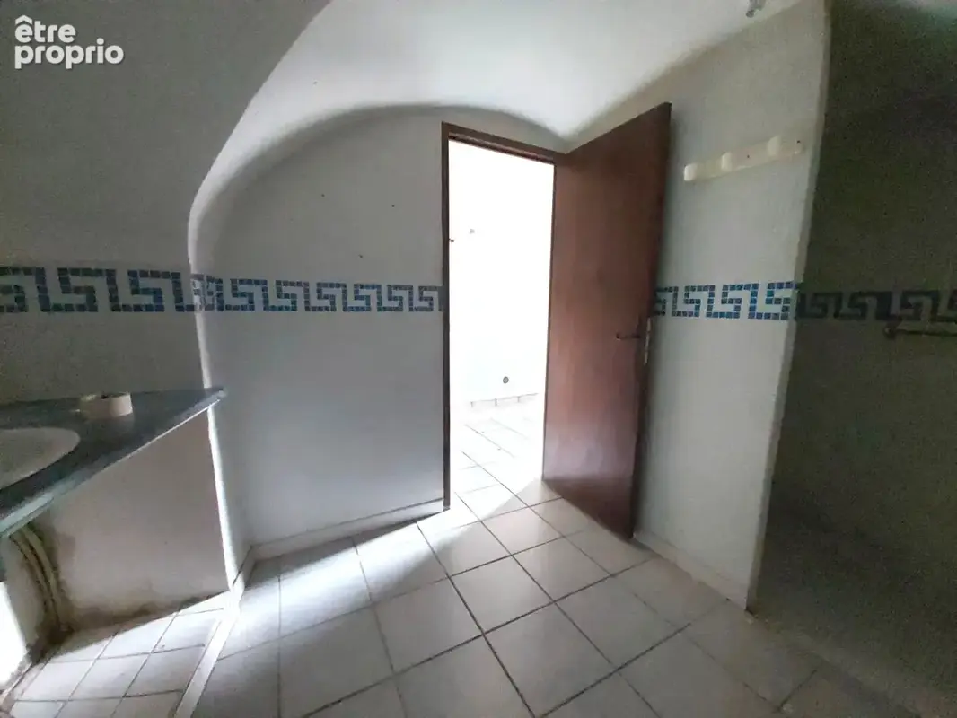 CALVISSON  COEUR DE VILLAGE   Appartement rez de chaussée de 65,70 m² à rénover + petite cour + dépendances + pièce aménagée ind - photo 3