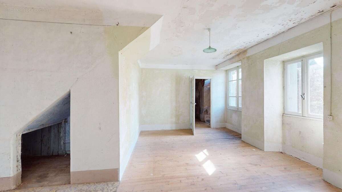 Maison à Rénover de 166 m² + Grange + 100 m² de combles aménageables - photo 16