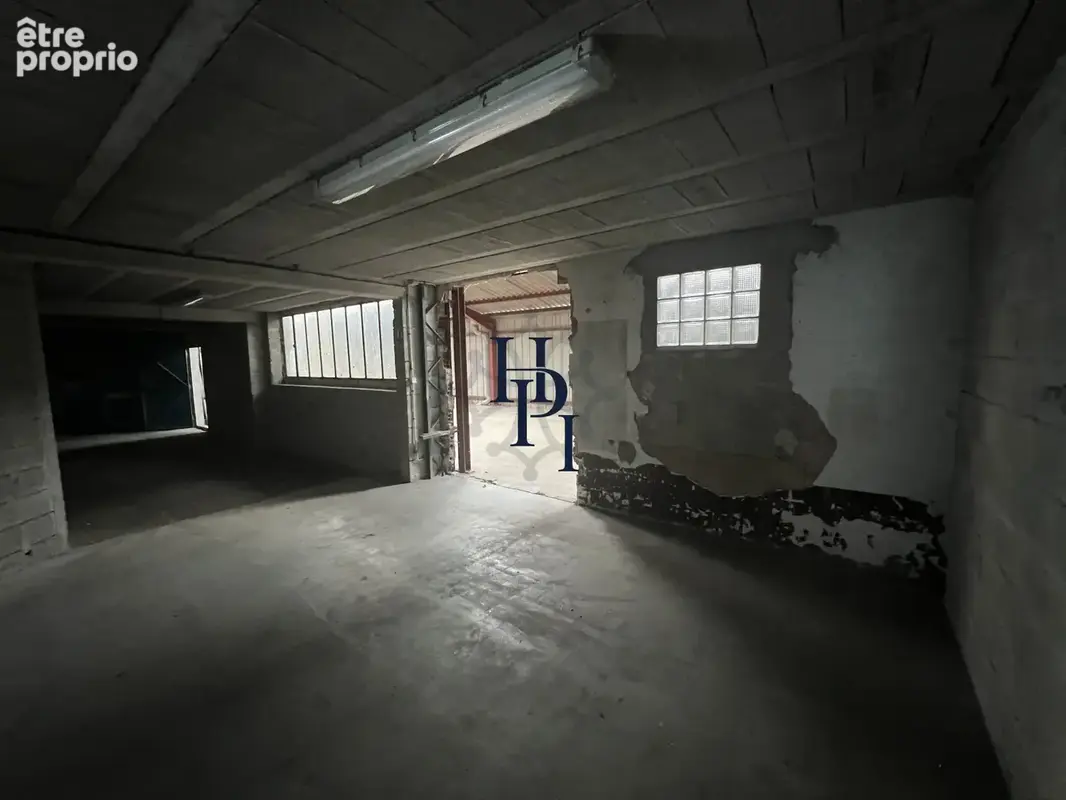 Vente deux locaux commerciaux, dépôt, 12 garages et parking sur 974 m2 de terrain Saint Affrique - photo 9