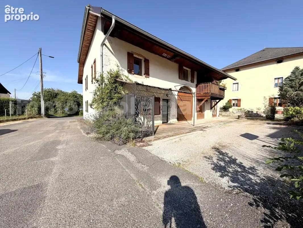 Appartement_T4_La_Balme-de-Sillingy_proche_Annecy_frontière_Suisse_direction_GENELVE_investissement_vente_séjour_salon_cuisine_salle_a_manger_extérieur_