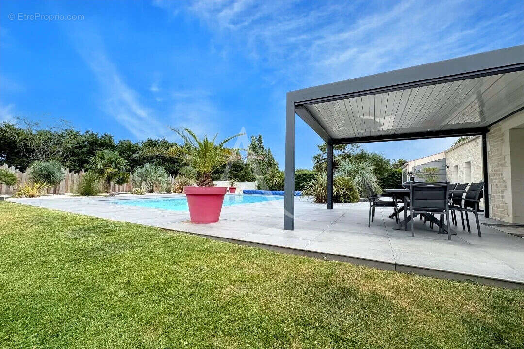 Maison à SAINTE-RADEGONDE-DES-NOYERS