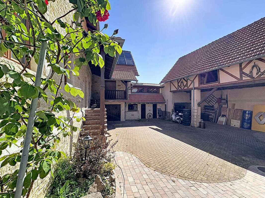 Corps de ferme 176 m² - cour et jardin avec bassin - 5 chambres - photo 9