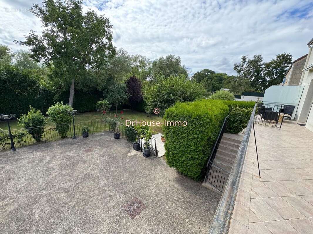 Maison à VAUX-SUR-SEINE