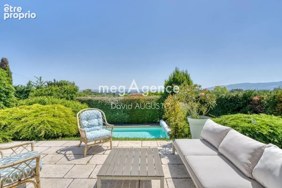 Maison avec vue, piscine chauffée, garage double et terrain de 700m2 - photo 3