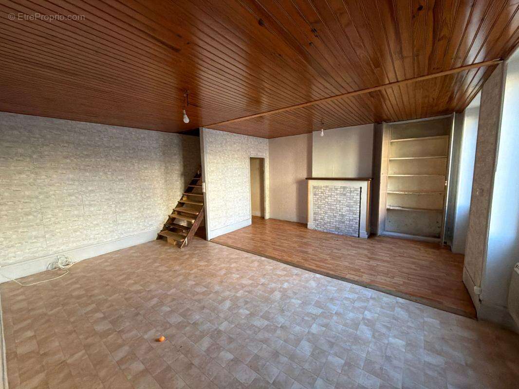 Maison à AINAY-LE-CHATEAU