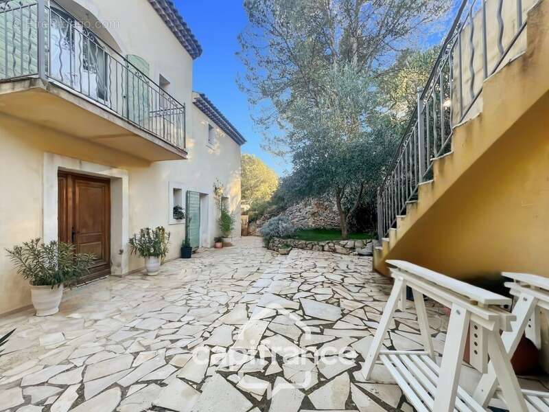 Domaine et Golf de Pont Royal, belle  propriété de 290 m2 établie sur un terrain de 2600 m2, cinq chambres, un bureau, piscine,  - photo 75