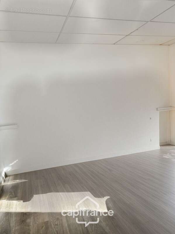 Local/bureau à vendre de 480 m2 sur 4027 m2 de terrain - photo 9