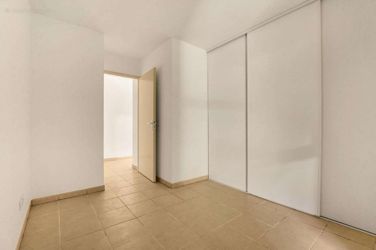 Coup de Cœur : T2 Rez-de-Jardin - Terrasse Immense de 44 m² - photo 8