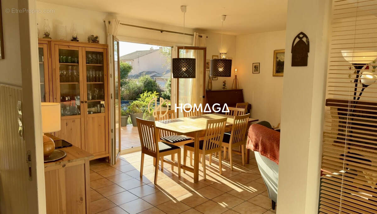 Salon / Salle à manger - Maison à VITROLLES