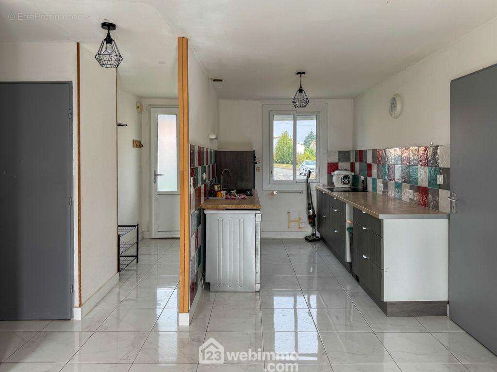 Une cuisine aménagée et équipée - Maison à MENOMBLET