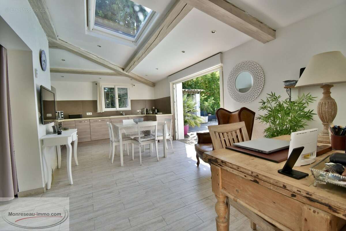 Maison à LA ROQUETTE-SUR-SIAGNE