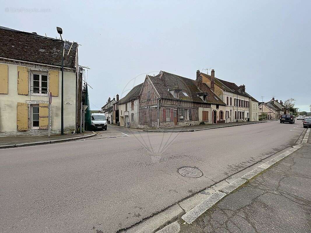 Maison à VILLENEUVE-L'ARCHEVEQUE