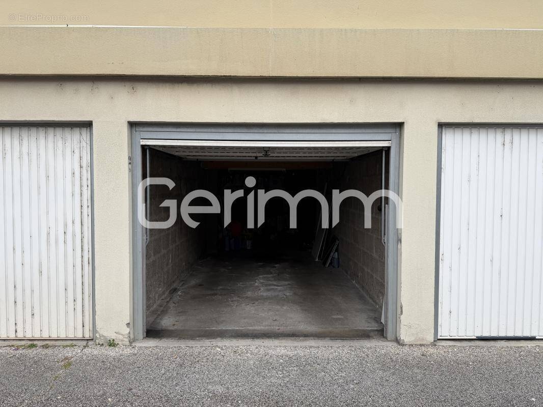 Parking à SAINT-MARTIN-LE-VINOUX