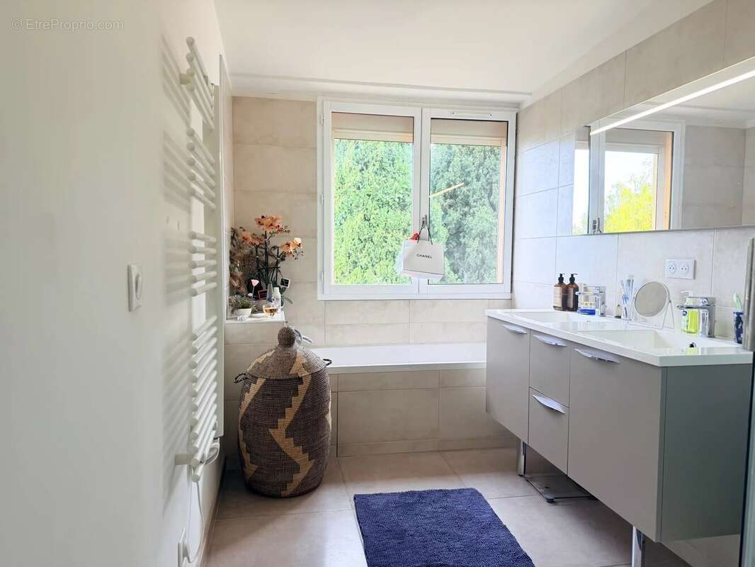 Appartement à SAINT-LAURENT-DU-VAR