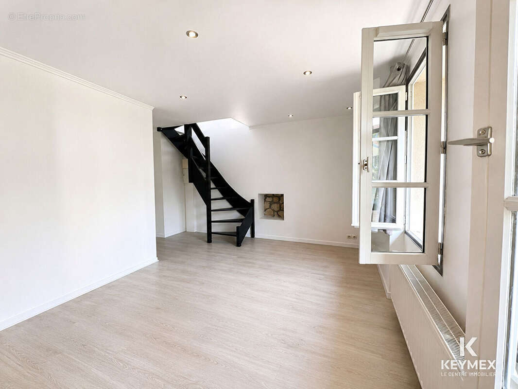 Vaux sur Seine : Duplex 2 pièces rénové 36 m² Cave Parking - photo 2