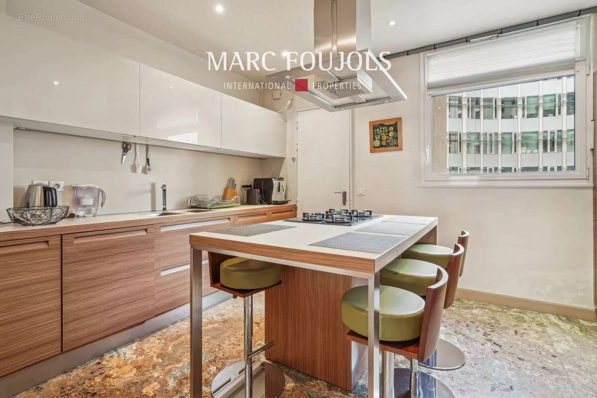 Appartement à PARIS-16E