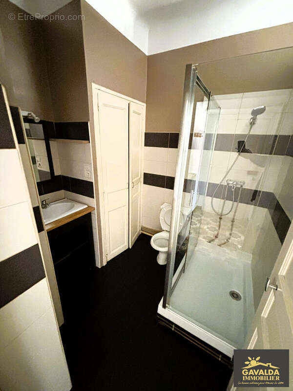 T2 libre : Salle d'eau - Appartement à PERPIGNAN