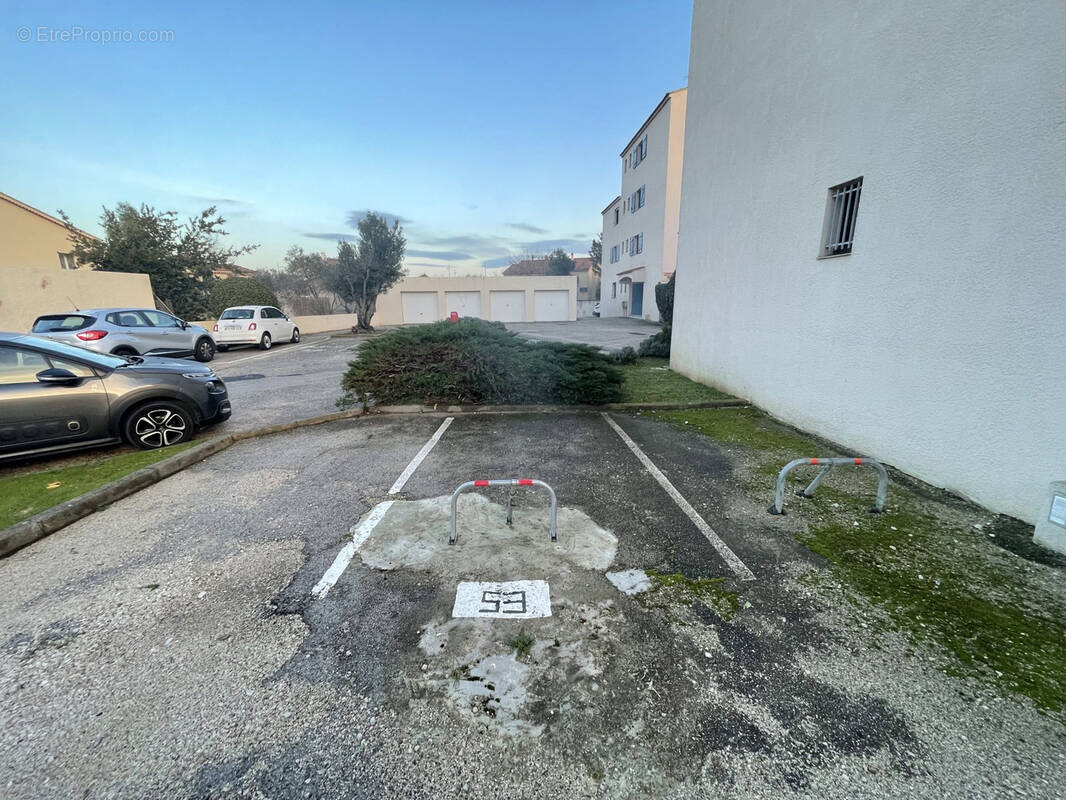 Parking à SIX-FOURS-LES-PLAGES