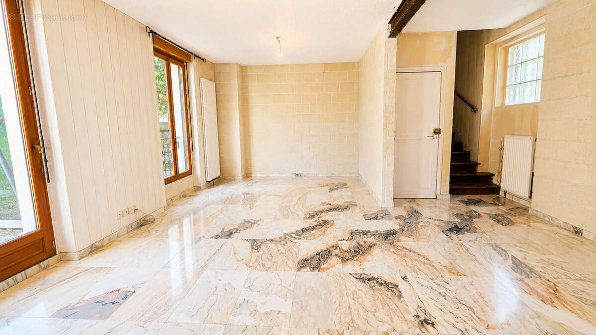Maison au coeur du centre-ville, sur un magnifique terrain arboré de 824 m². - photo 4