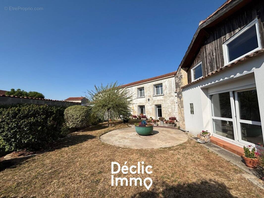 LA JARRIE  - Maison de caractère à fort potentiel avec dépendances, jardin et garage - photo 2