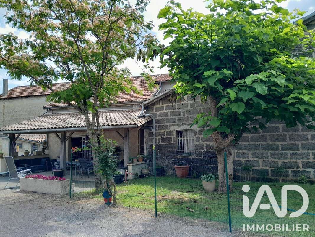 Maison 294 m² à Les Eglisottes-Et-Chalaures  - photo 3