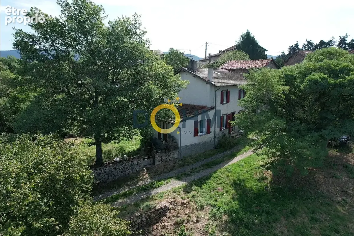 Maison de village avec garage et plus de 2000 m2 de terrain - photo 2