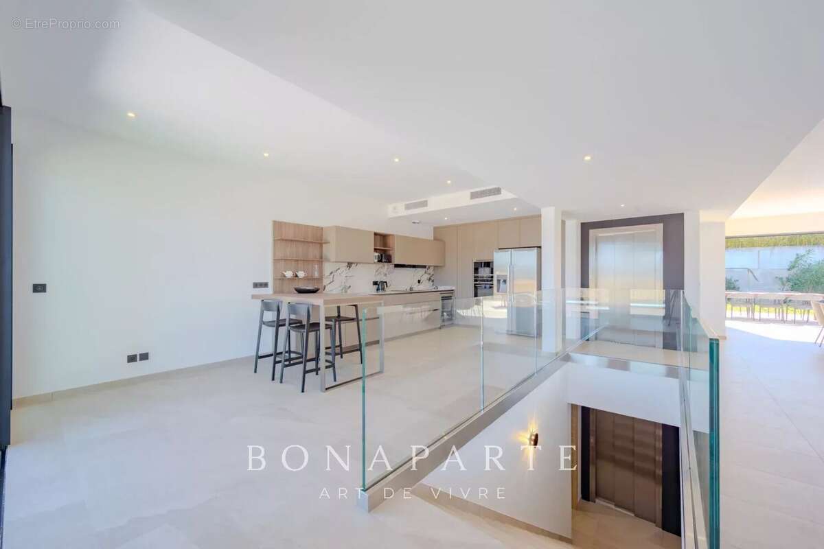 SAINT-TROPEZ GASSIN Exclusivité : Superbe villa-appartement en duplex avec vue mer exceptionnelle - photo 10