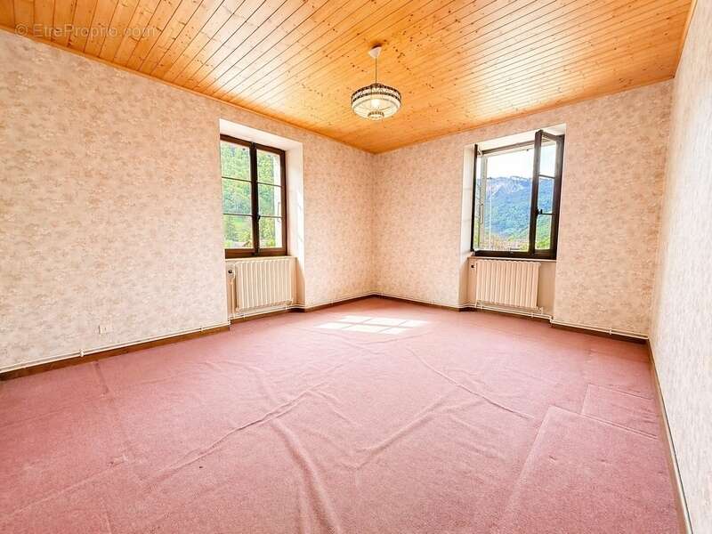 À vendre Thones Appartement 5 pièces à rénover plus plateau à aménager - photo 2