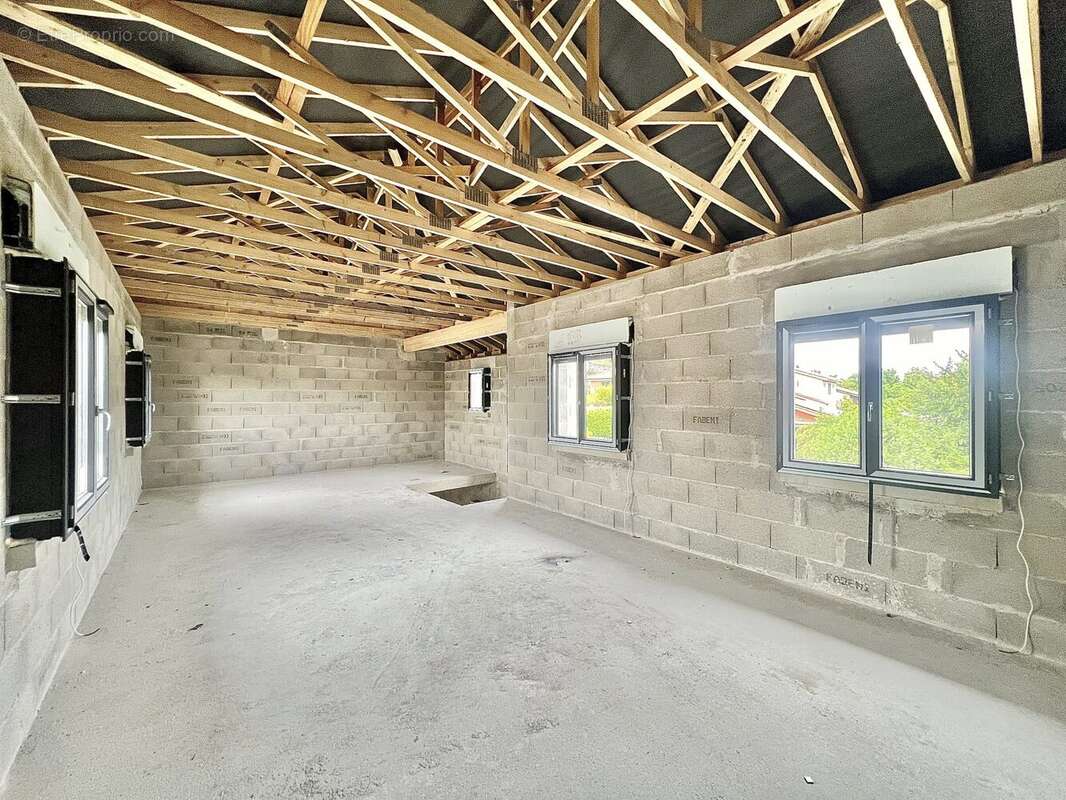 E - Maison à MONTLUEL