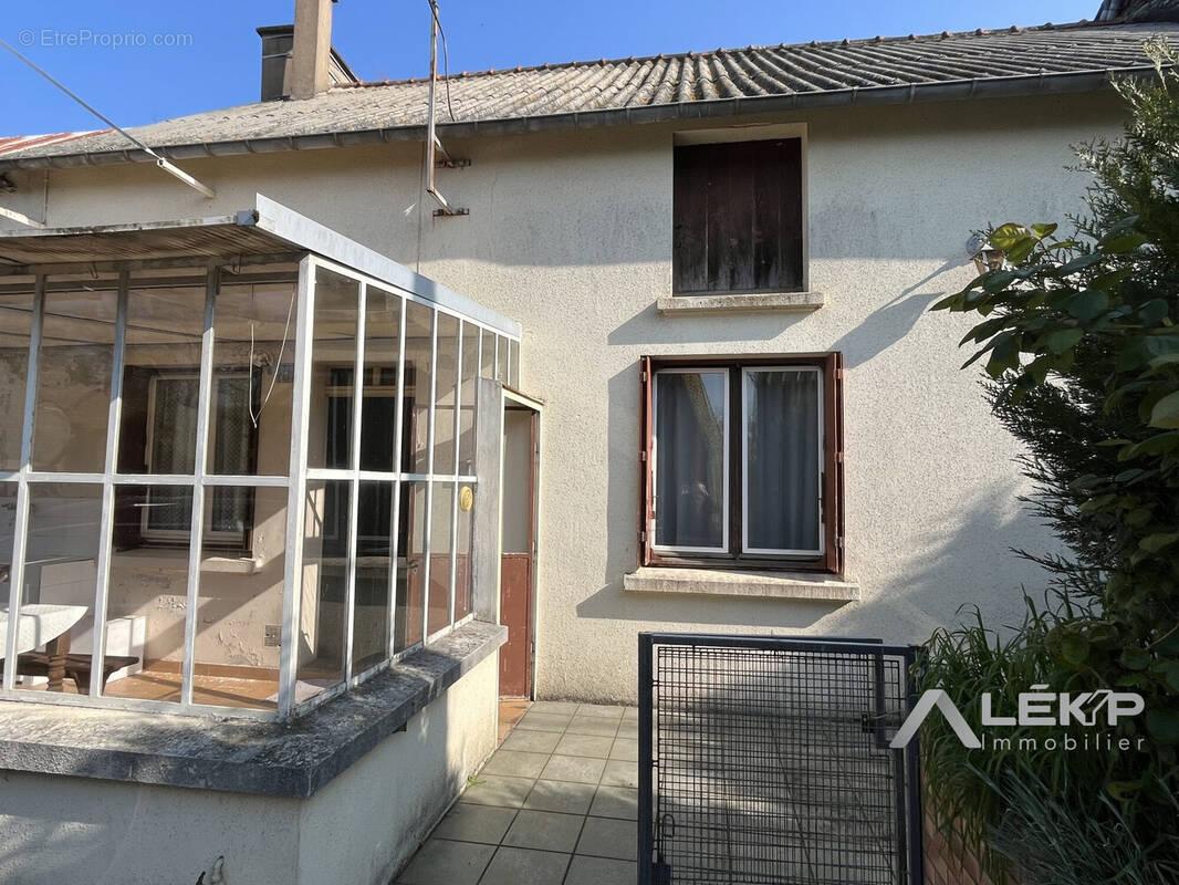 Maison à LA CHAPELLE-DE-BRAIN