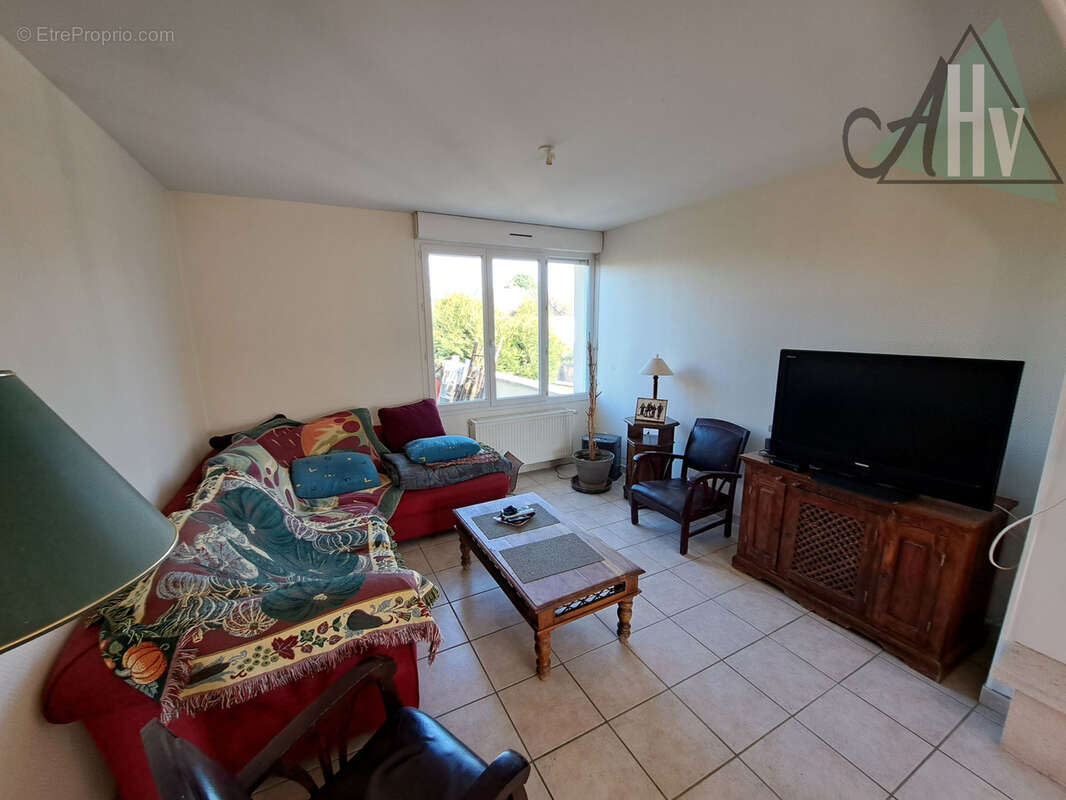 VILLEBOUGIS - Maison rénovée de 130 m2 avec 4 chambres, sous-sol et jardin. - photo 7