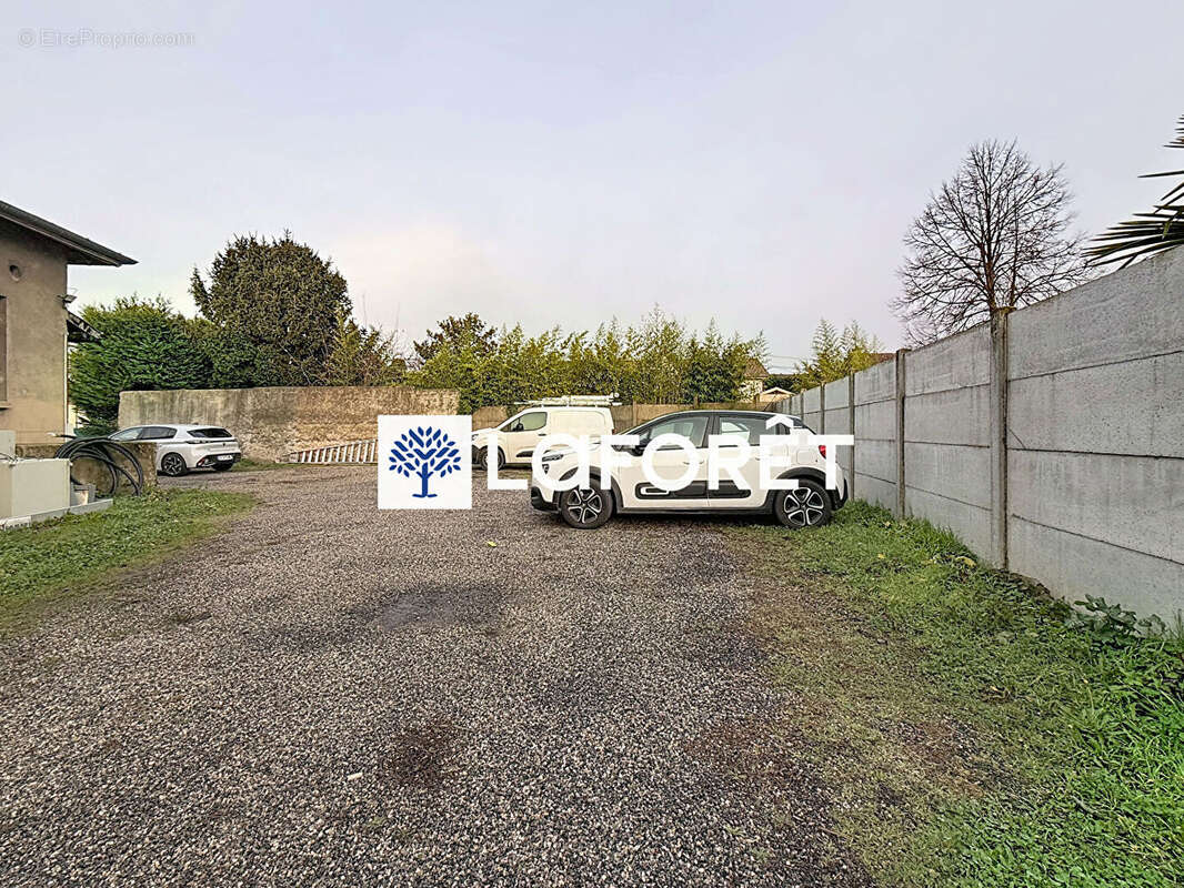 Commerce à NEUVILLE-SUR-SAONE