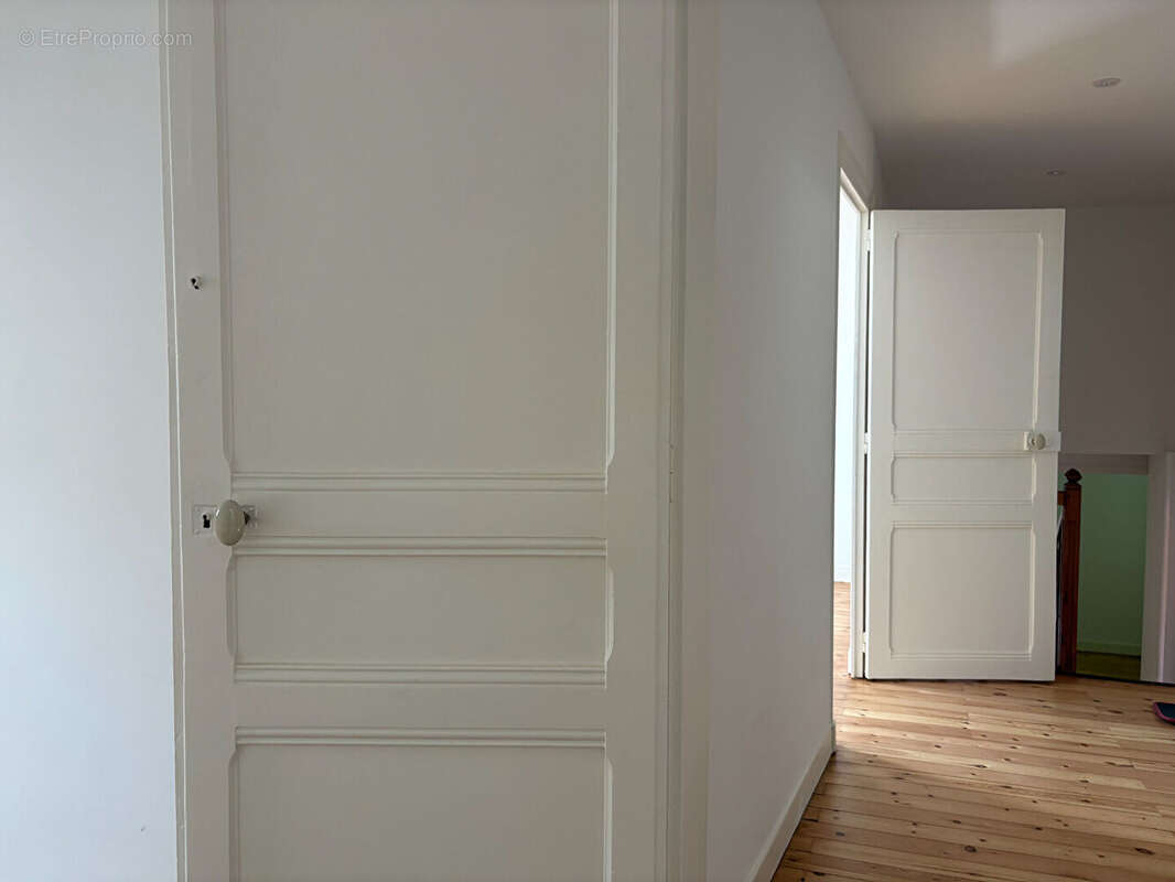 Maison entièrement rénovée de 148 m² au sol (132 m² habitables) au calme d'une impasse avec garage - photo 14