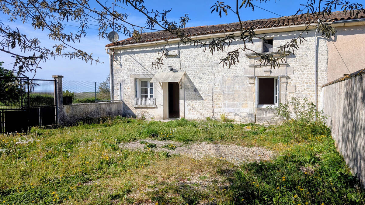 Maison à rénover proche de SEGONZAC (16) avec terrain - photo 1
