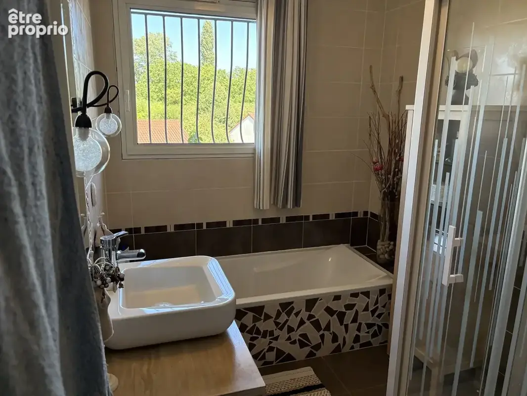 Maison 140 m² à Saint-Quentin-Fallavier  - photo 9