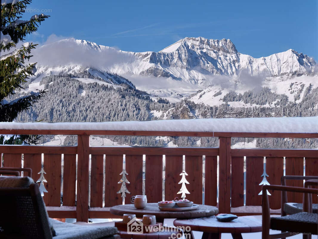 Plusieurs terrasses s?ouvrent sur un panorama remarquable, offrant une connexion directe avec les montagnes. - Maison à CREST-VOLAND