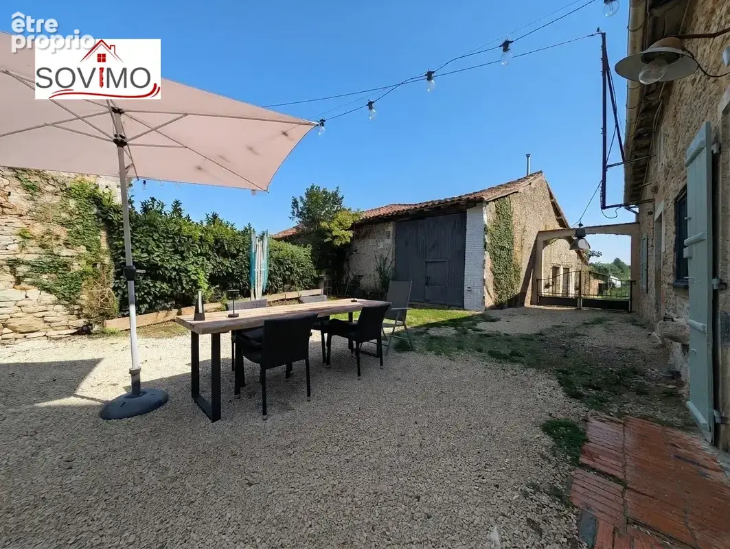 En campagne, jolie maison charentaise avec grange et terrain attenants de 5439 m2 - photo 5