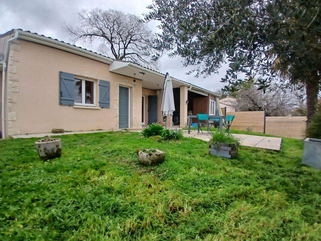 Maison à ROULLET-SAINT-ESTEPHE