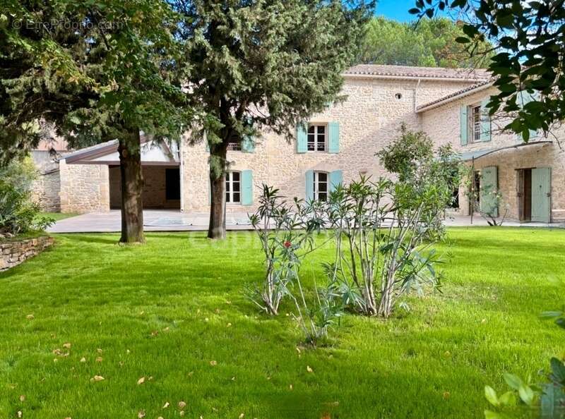 Á UZES (30) Propriété d’Exception à Deux Pas de la Place aux Herbes - photo 3
