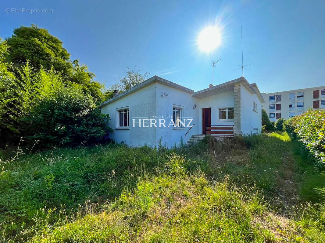 Maison des années 50 à rénover avec jardin et garage - photo 11