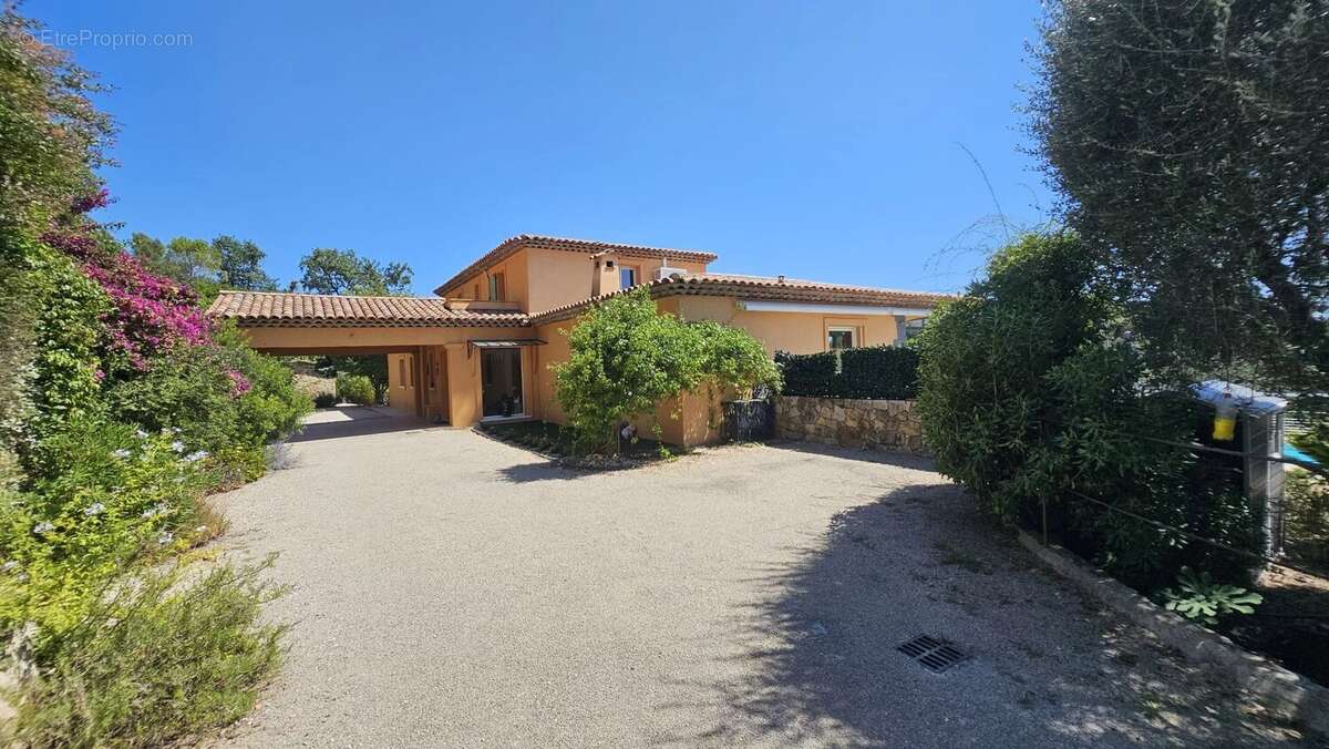 Maison à CHATEAUNEUF-GRASSE