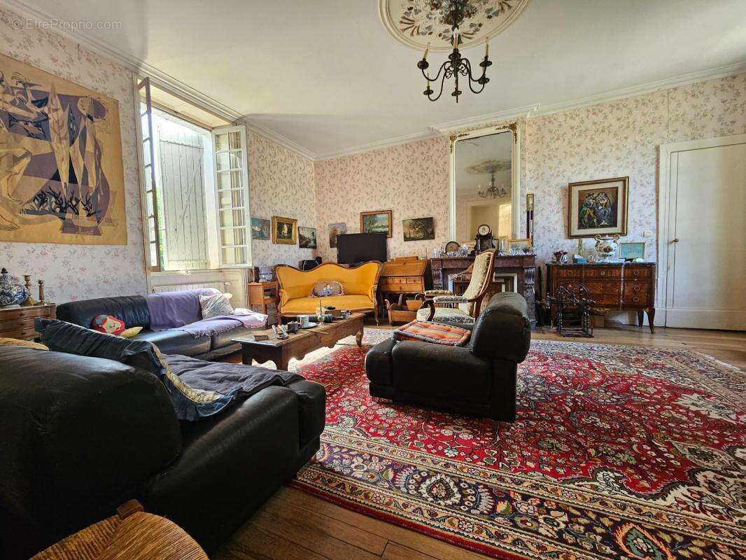 Maison 292 m² à Saint-Germain-De-Marencennes  - photo 4