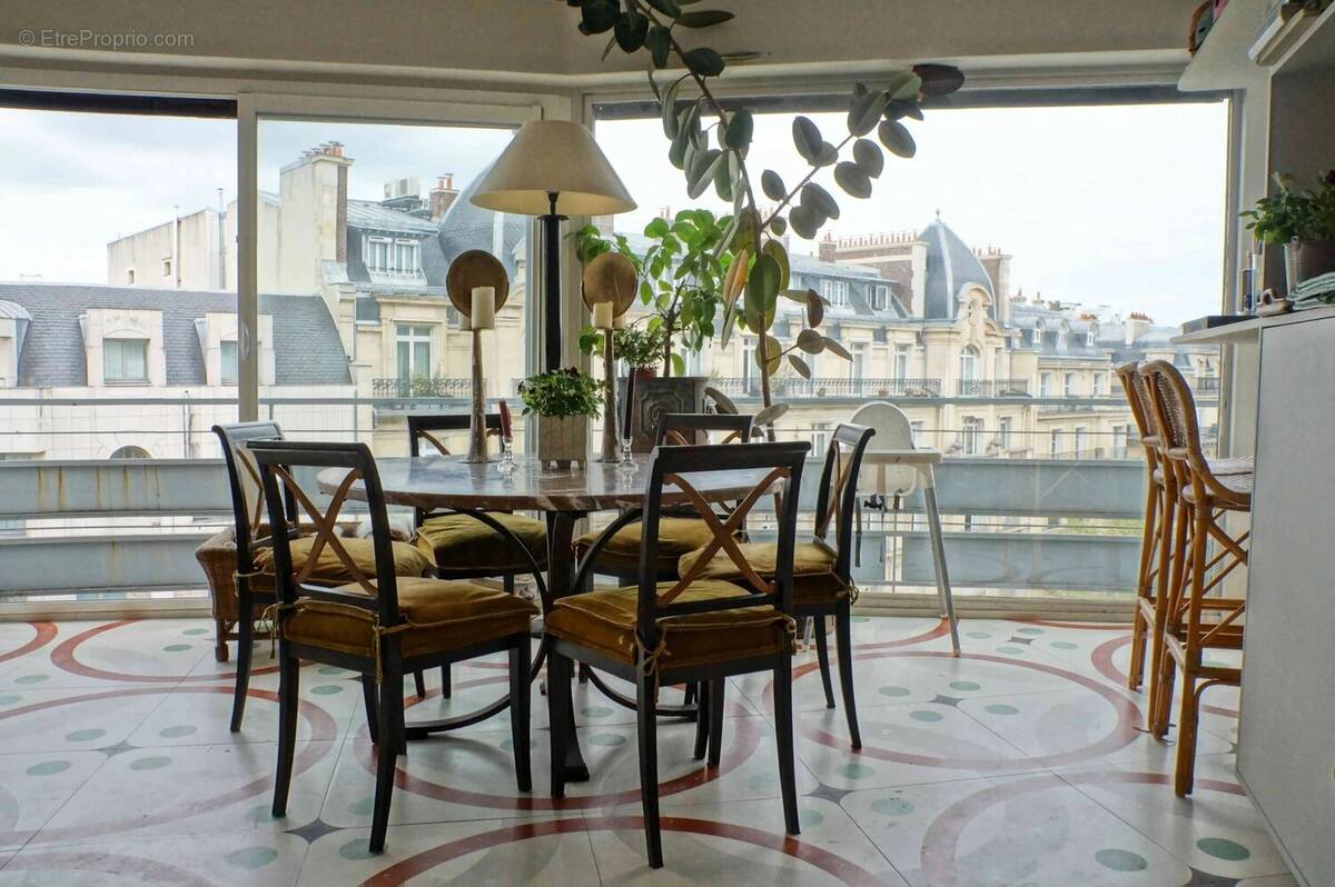 Appartement à PARIS-16E