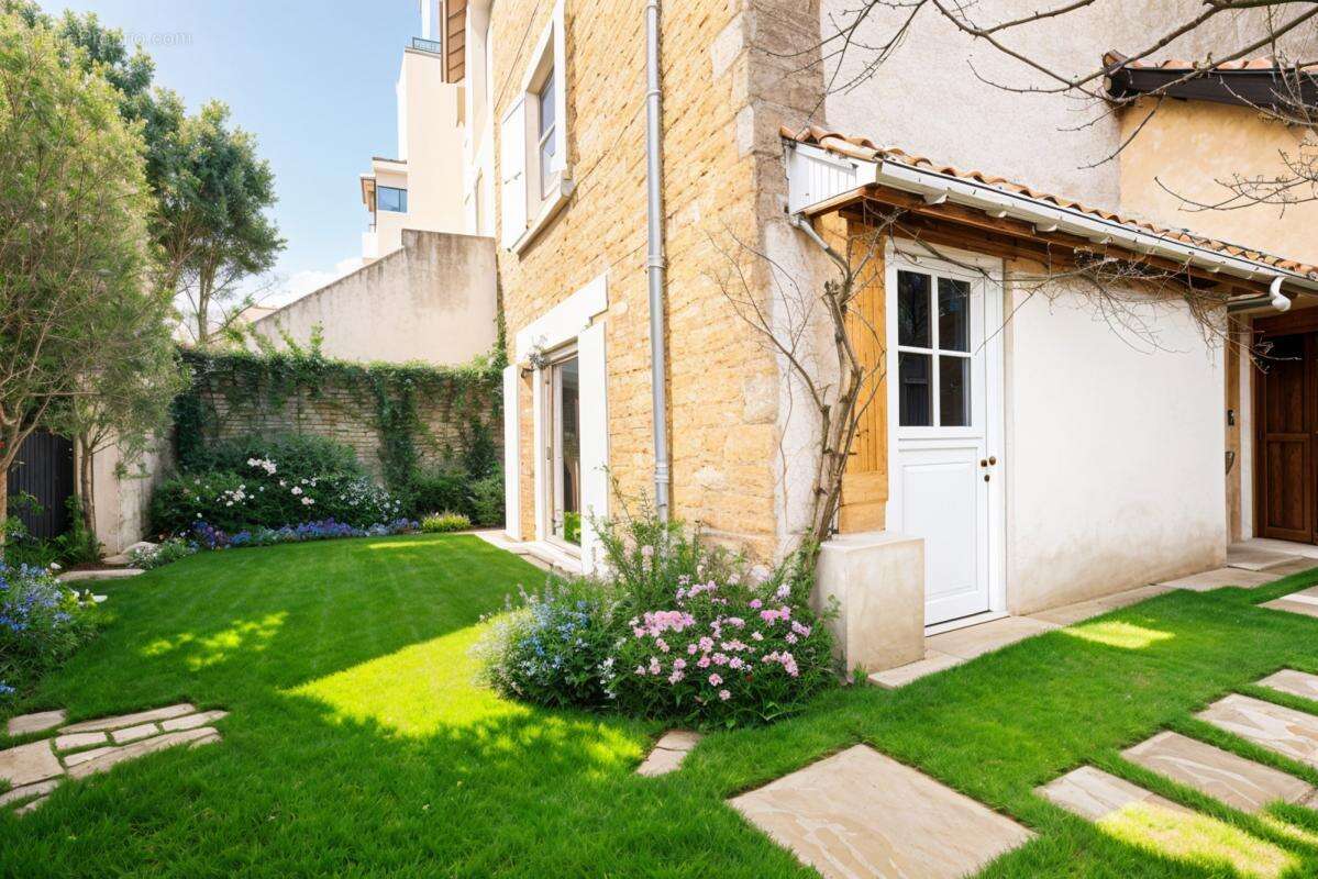 Maison à NEUVILLE-SUR-SAONE