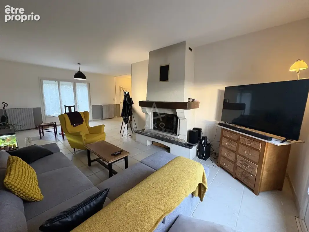 FLEAC.Belle maison familiale contemporaine de 8 pièces implantée sur un terrain de 1452 m² environ clos et arboré. - photo 6