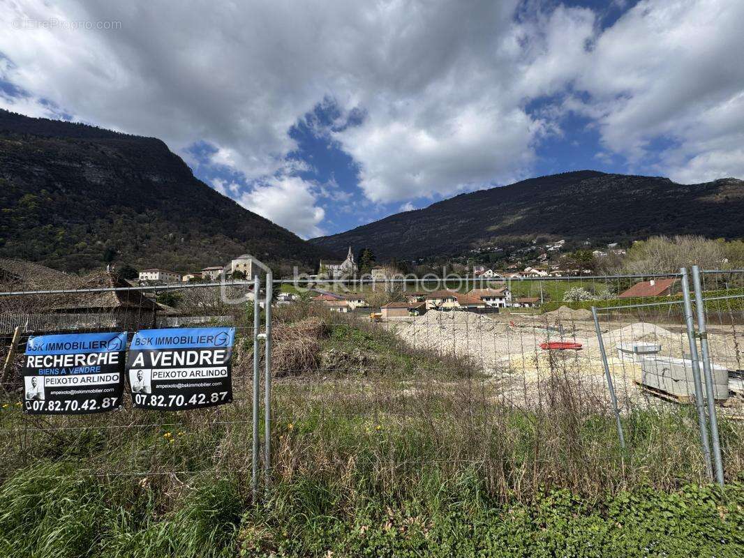 Terrain à VEUREY-VOROIZE