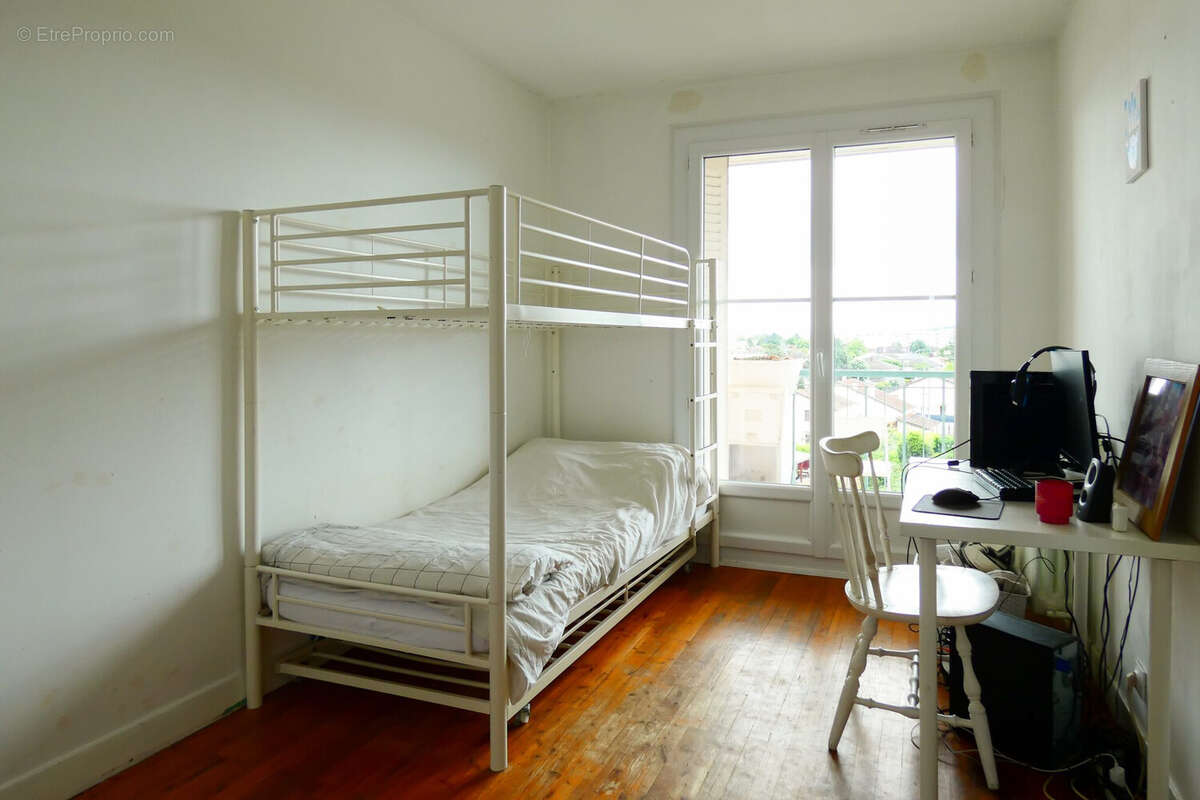 Chambre 3 : accès balcon - Appartement à MEYZIEU