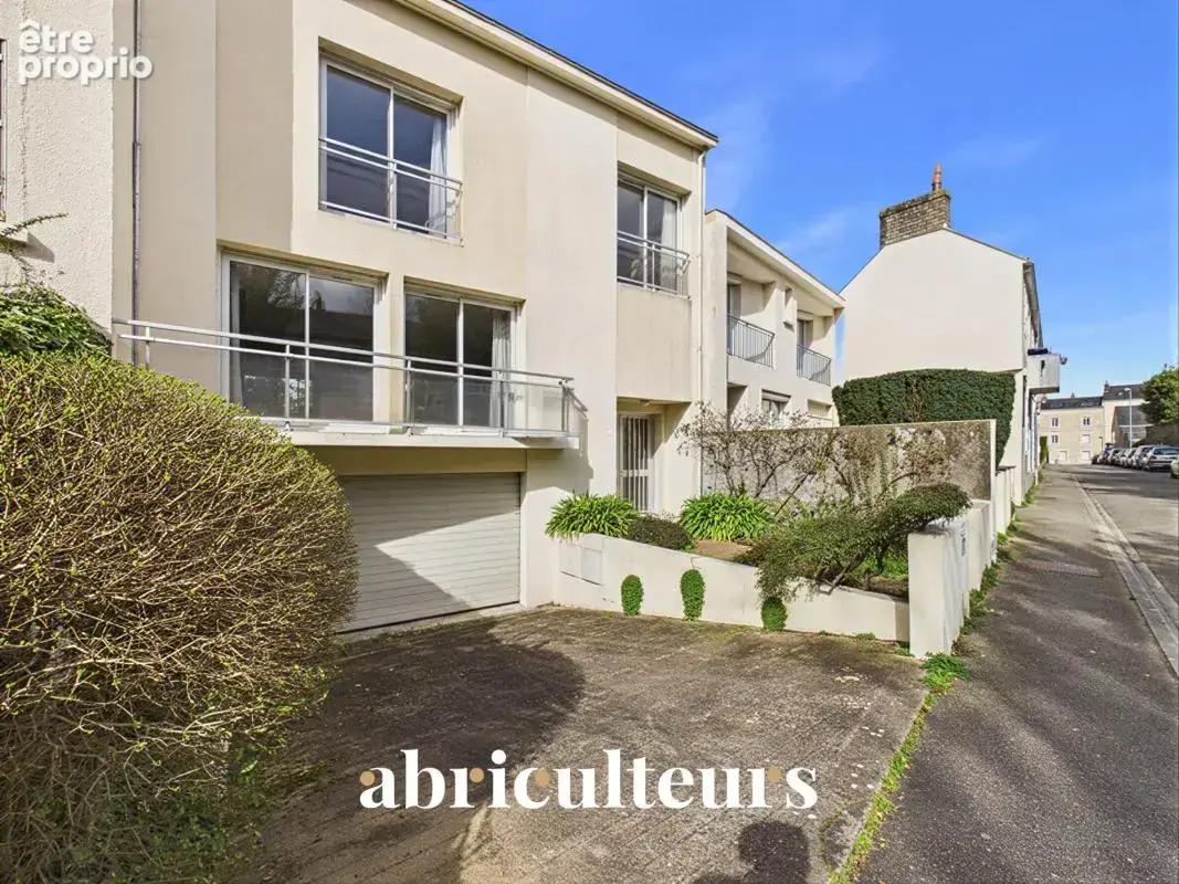 Maison aux beaux volumes - Avenue Privée - Jardin - Garage double et places de parking en vente à Nantes (44000) - photo 1